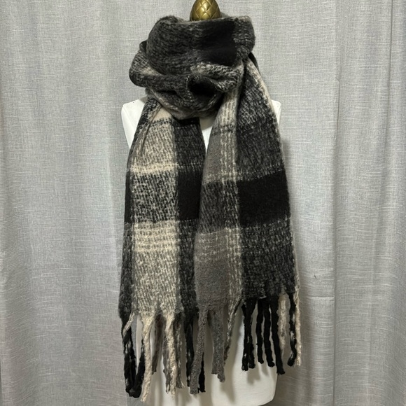NWT jack & missy Oversized Scarf/Wrap-Plaid in Gray/Black-Twisted Fringe Detail - Picture 2 of 15